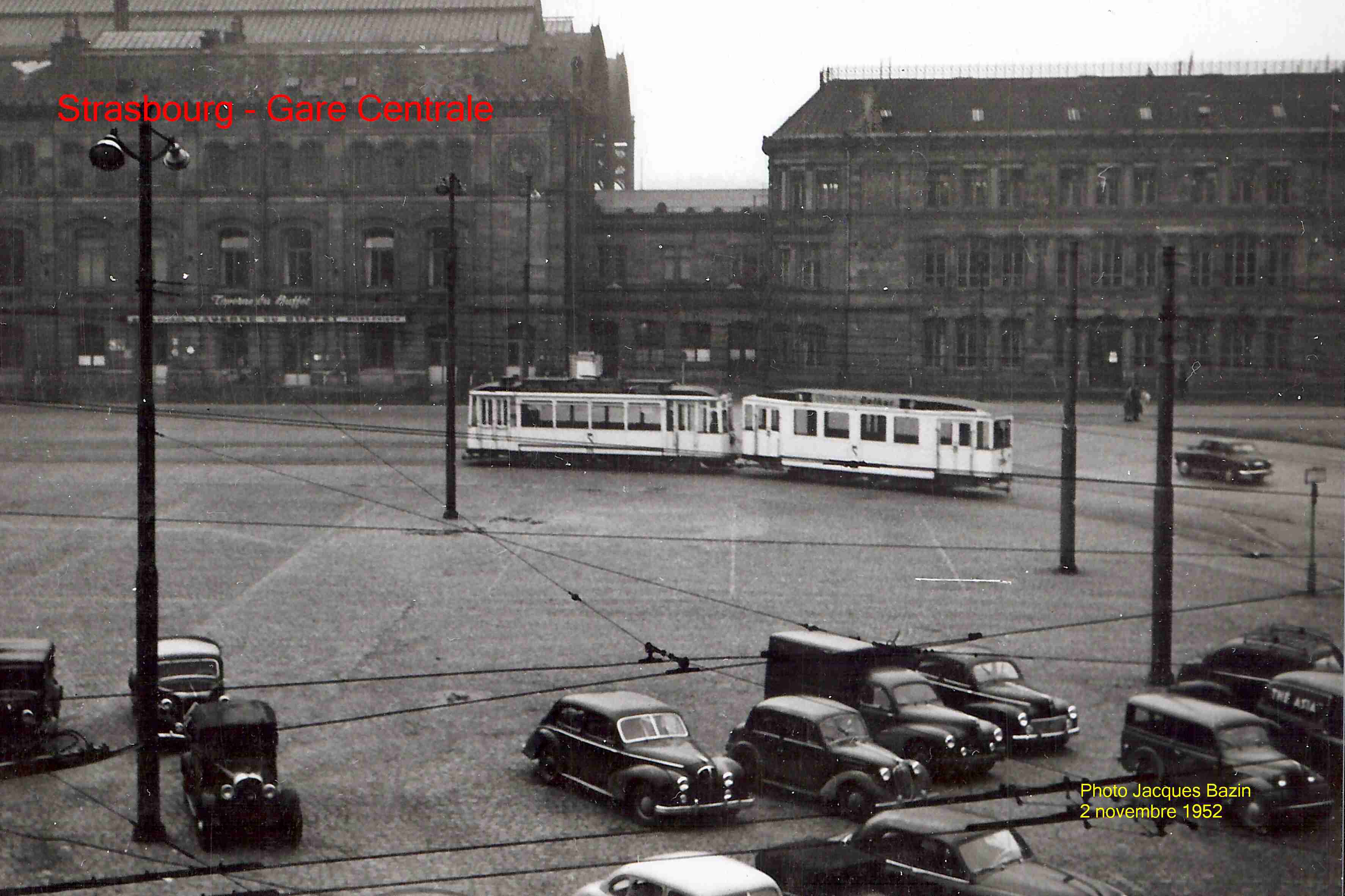 Une motrice et sa remorque, Place de la Gare.